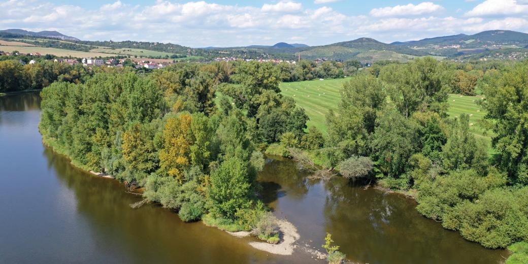 Pohled z výšky na nivu řeky Labe u Lovosic.