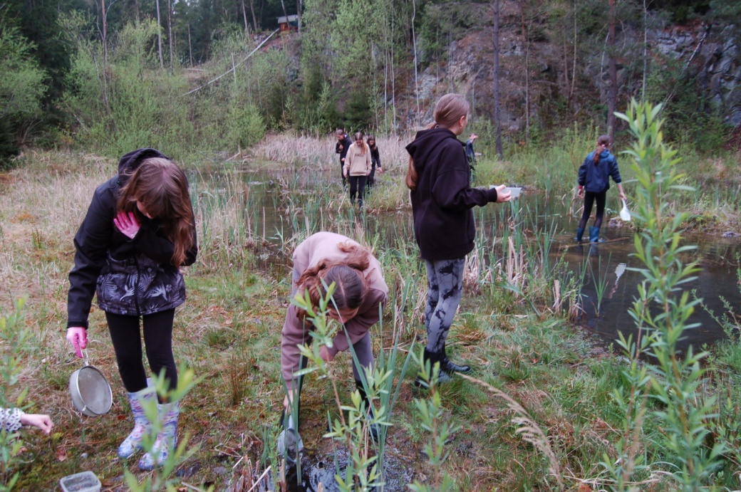 Žáci ZŠ Vorlina Vlašim loví obojživelníky cedníky.