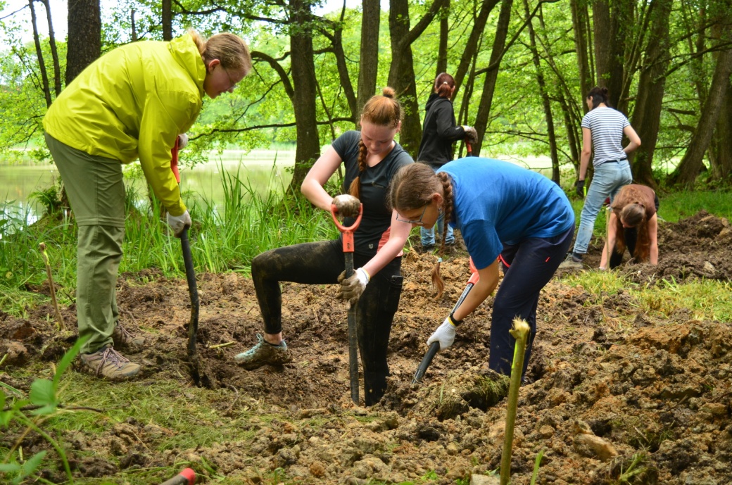 Studentky s rýči při kopání tůní.