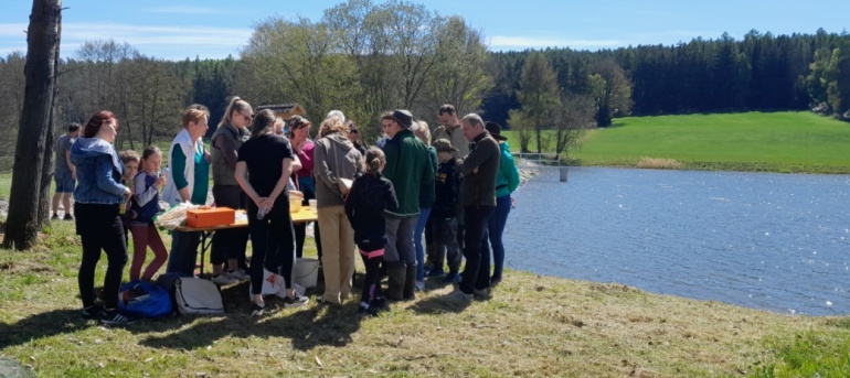 Návštěvníci u rybníka.