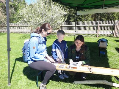Chlapec s maminkou se učí podle fotografie rozlišit bobra od ondatry a nutrie.