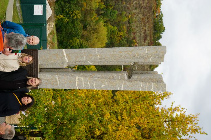 Hranice silur devon je vidět mezi sloupy památníku, foto Hana Hofmeisterová