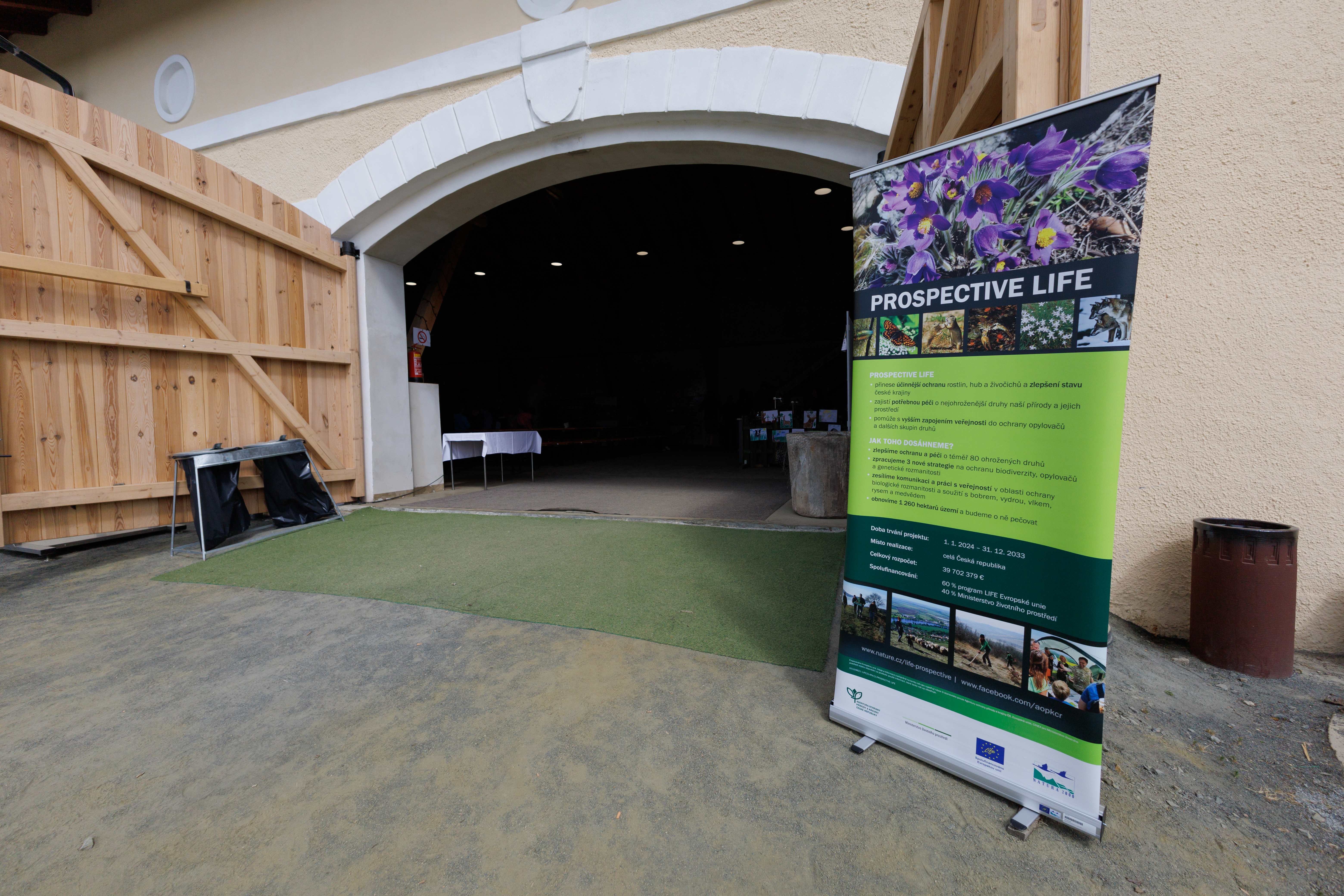 vstup do městské stodoly s bannerem AOPK