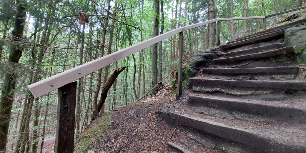 Opravené zábradlí u skalního útvaru Pokličky.